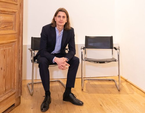 Ansgar Gumb (Rechtsanwalt für Straf- und Mietrecht) sitzt auf einem Stuhl